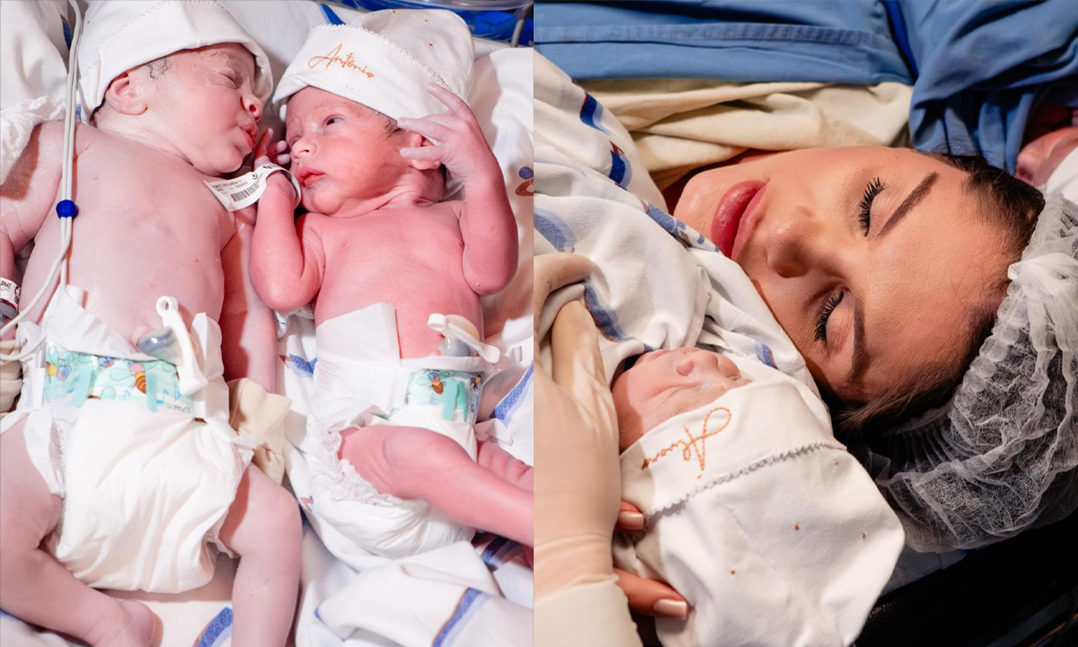 Filhos gêmeos de Bárbara Evans de toca e fralda; Bárbara Evans deitada ao lado dos gêmeos, na maca, na maternidade