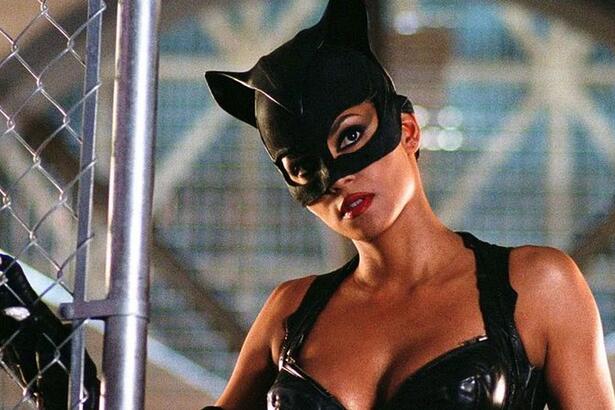 Halle Berry como Mulher-Gato em cena do filme