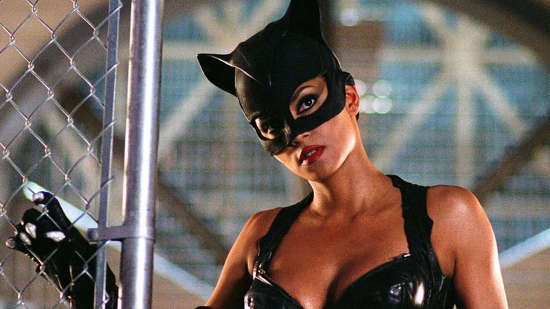 Halle Berry como Mulher-Gato em cena do filme