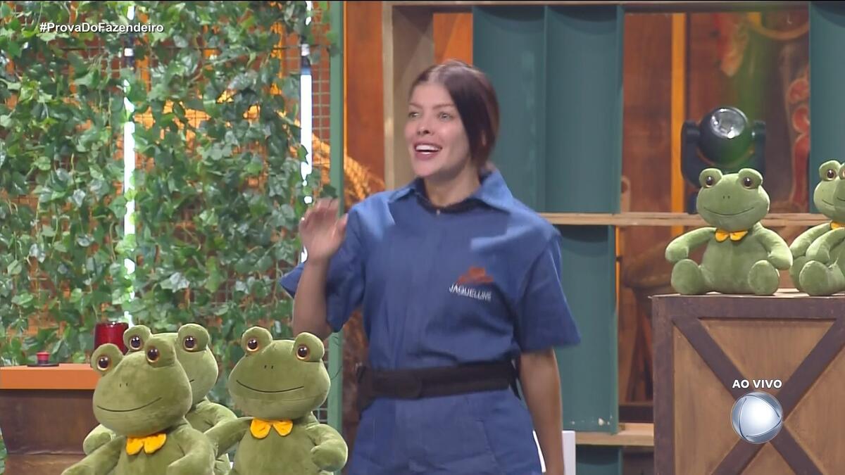 Jaquelline sorrindo no cenário da Prova do Fazendeiro