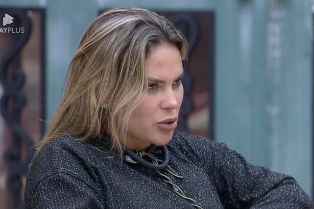 Kally conversando com Yuri na sala de A Fazenda 15