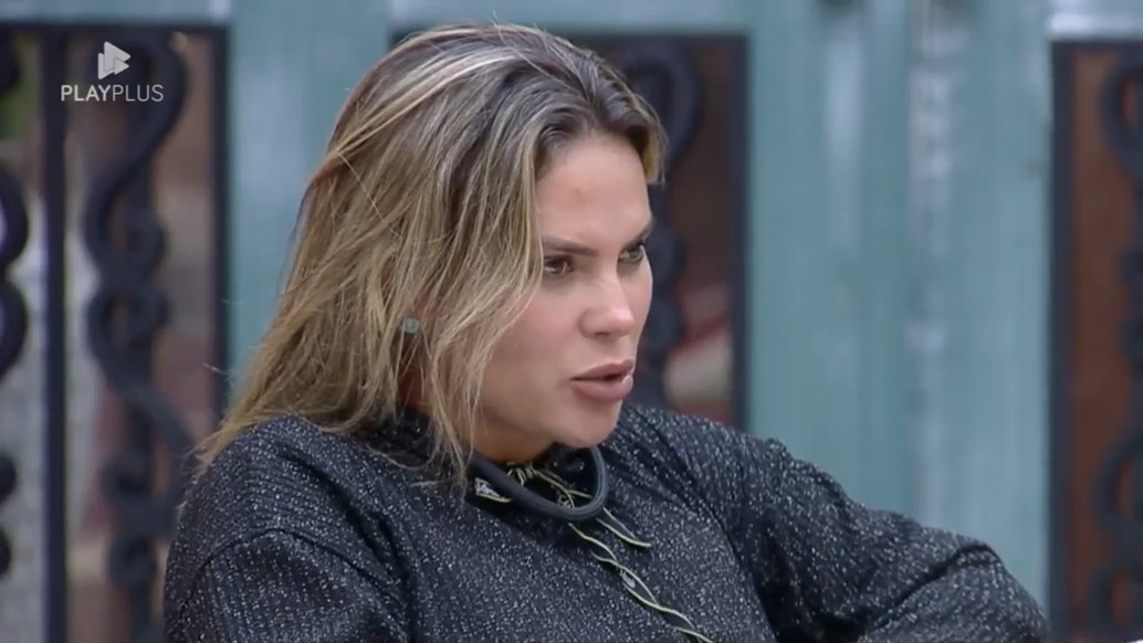 Kally conversando com Yuri na sala de A Fazenda 15