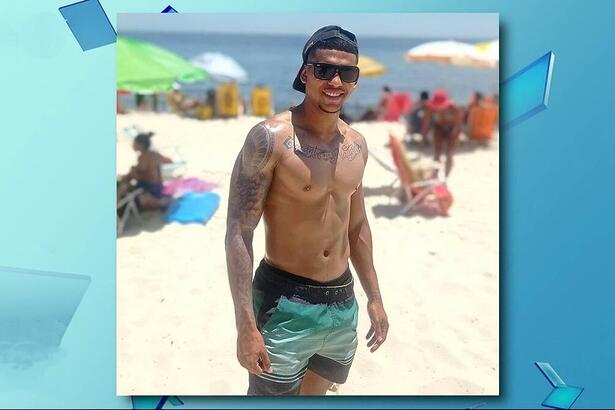 Jogador Larusso sem camisa em uma praia do Rio de Janeiro