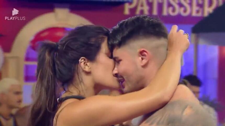 Lucas e Jaquelline dança com o rosto colado na festa A Fazenda