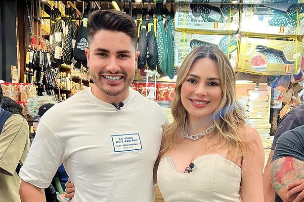 Lucas Souza ao lado de Rachel Sheherazade em um mercado de São Paulo. Os dois estão sorrindo