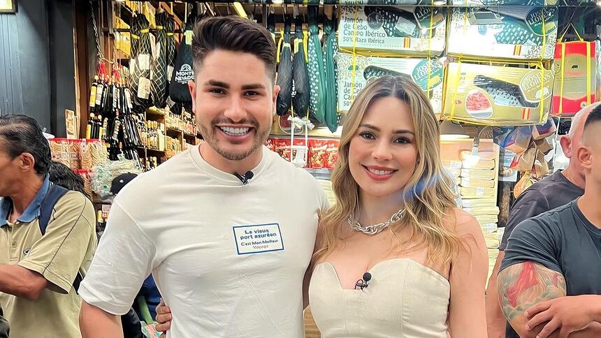 Lucas Souza ao lado de Rachel Sheherazade em um mercado de São Paulo. Os dois estão sorrindo