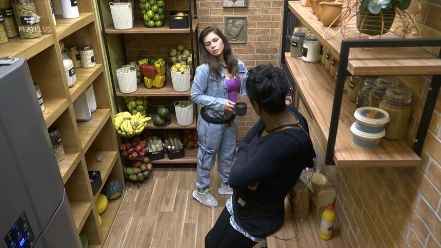 Marcia Fu olha para Nadja na despensa de A Fazenda 15