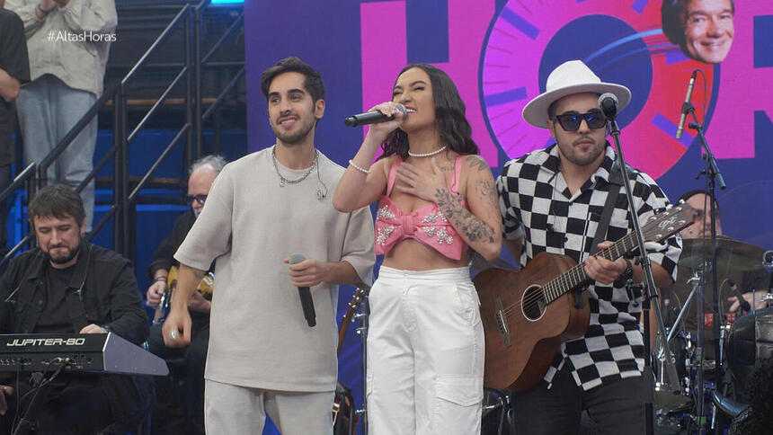 Diogo, Rodrigo e Gabi, a Banda Melim cantam no palco do Altas Horas