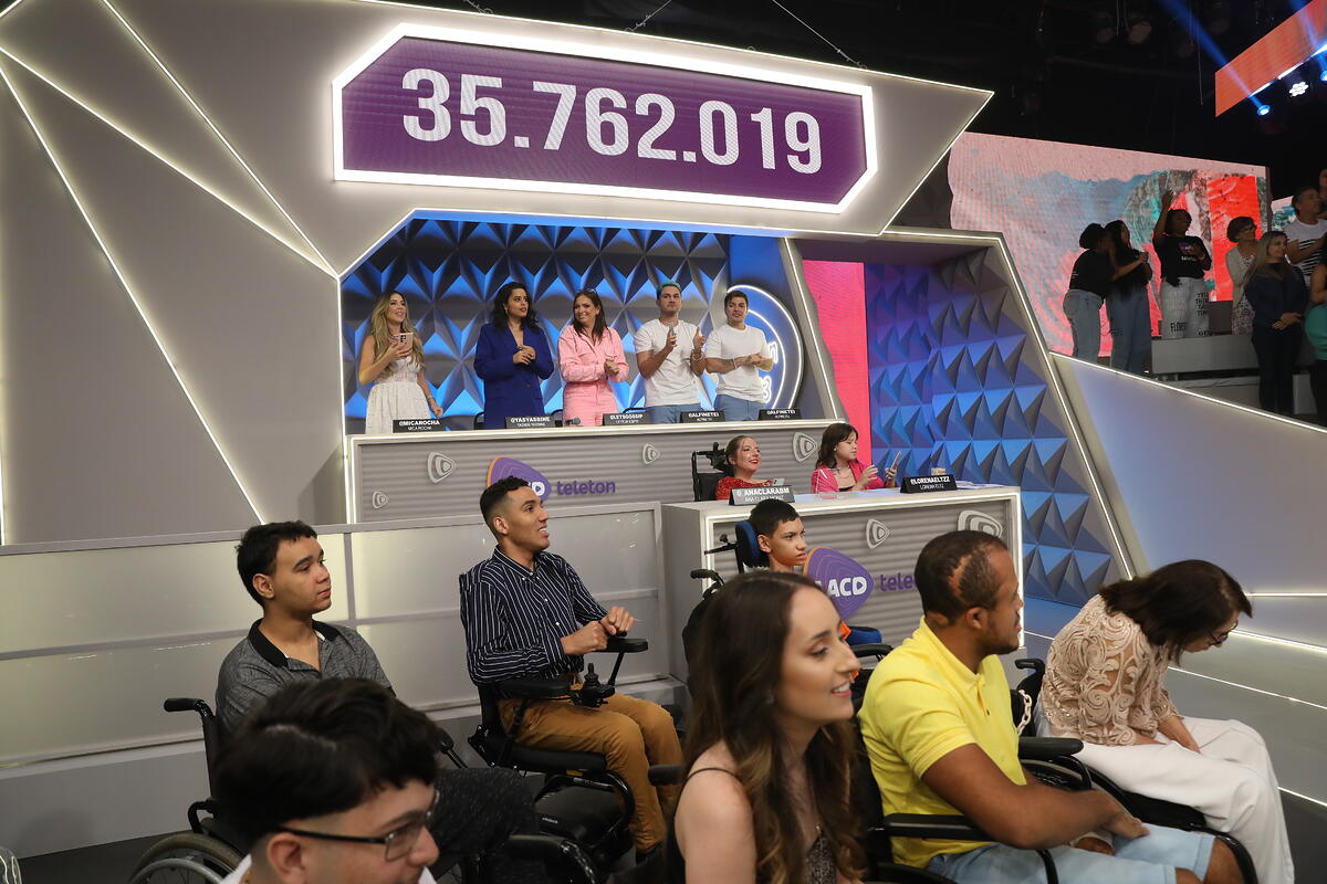 Telão mostra o valor arrecadado pelo Teleton 2023 em mais de R$ 35,7 milhões,