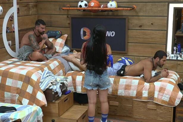 Radamés, Shay e Alicia X conversam no quarto da sede de A Fazenda 15