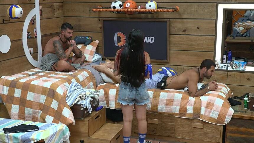 Radamés, Shay e Alicia X conversam no quarto da sede de A Fazenda 15