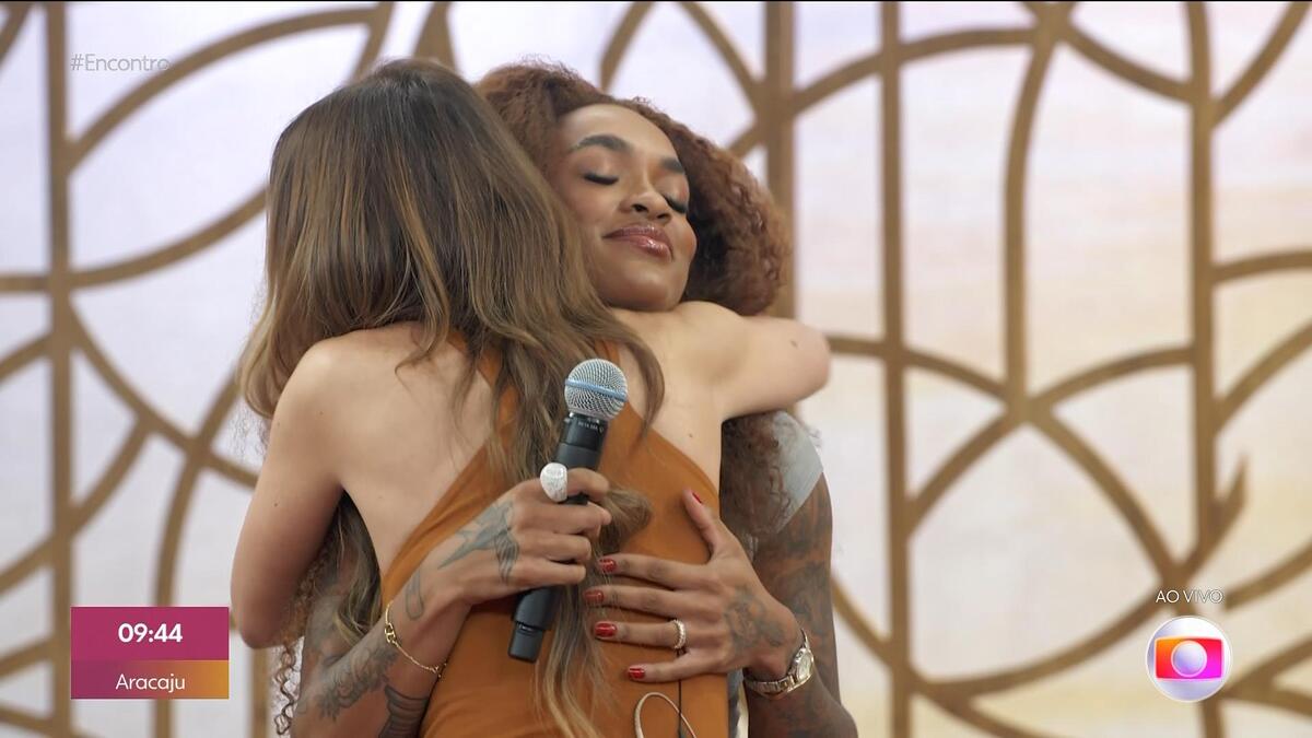 Patrícia Ramos recebe um abraço de Patrícia Poeta no Encontro