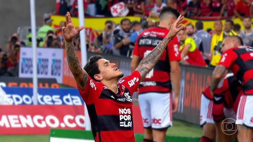 Pedro comemora gol do Flamengo contra o Palmeiras em transmissão da TV Globo