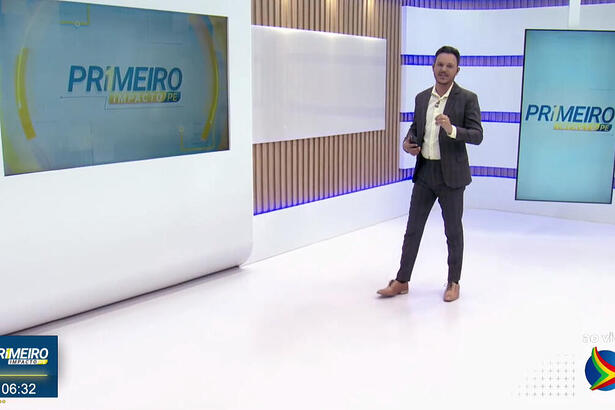 Rodrigo de Luna andando no cenário do Primeiro Impacto PE