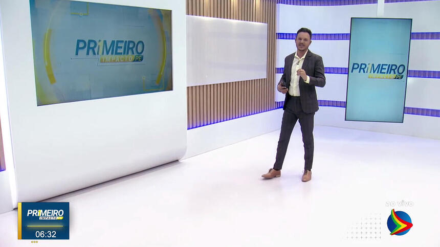 Rodrigo de Luna andando no cenário do Primeiro Impacto PE