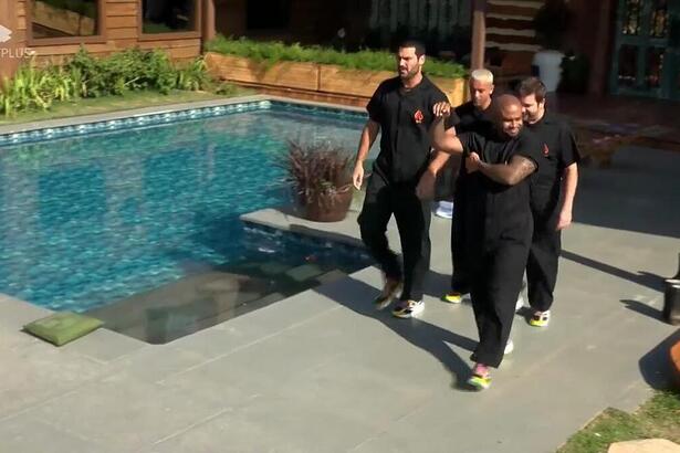 Cezar Black, Shay, WL e Sander ao lado da piscina no caminho para a Prova de Fogo