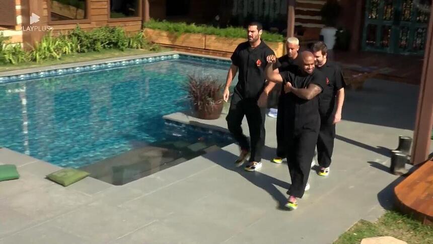 Cezar Black, Shay, WL e Sander ao lado da piscina no caminho para a Prova de Fogo