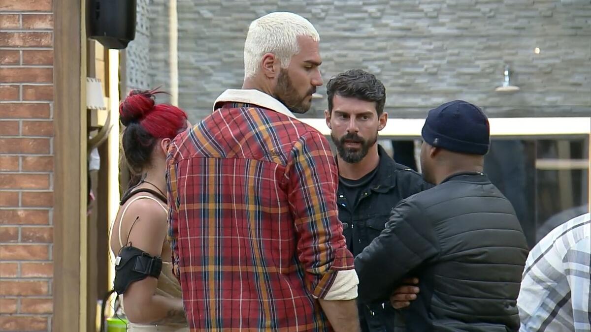 Shay, Alicia e Black ouvem Radamés apreensivo na cozinha de A Fazenda após a formação da sétima roça