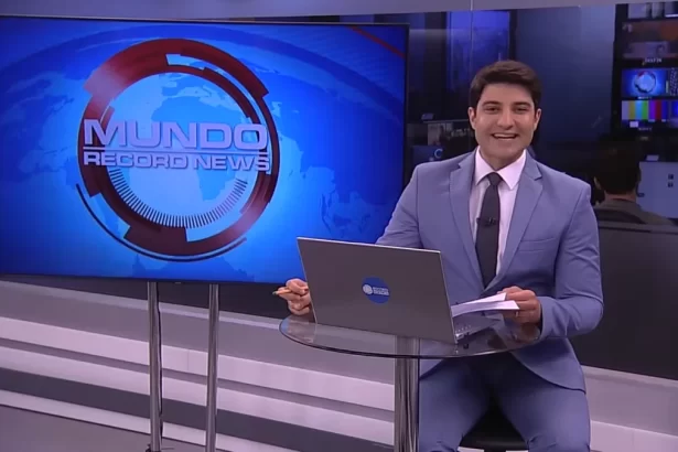 Rafael Algarte sorrindo no início do Mundo Record News