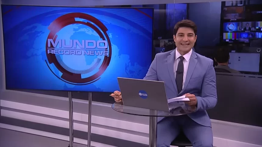 Rafael Algarte sorrindo no início do Mundo Record News