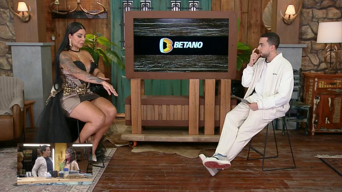 Jenny Miranda mostra o braço para Lucas Selfie na Cabine de Descompressão