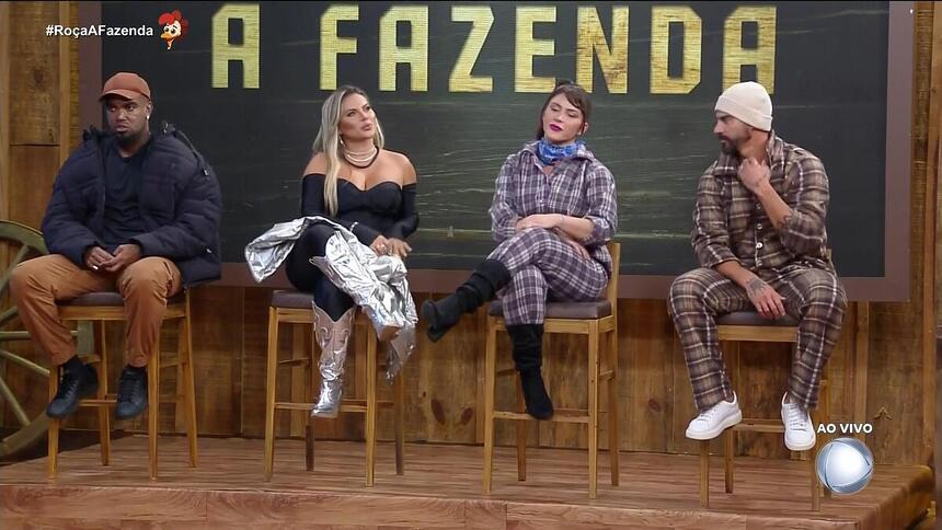 Tonzão, Kally, Nadja e Radamés sentados no banquinho da 10ª Roça de A Fazenda 15