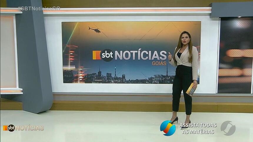 Silvye Alves no cenário do SBT Notícias GO