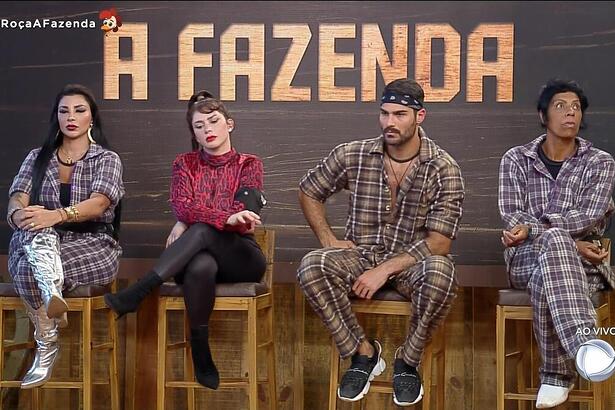 Kally, Lucas Souza, Cezar Black e Simioni sentados no banquinho da 5ª Roça de A Fazenda 15