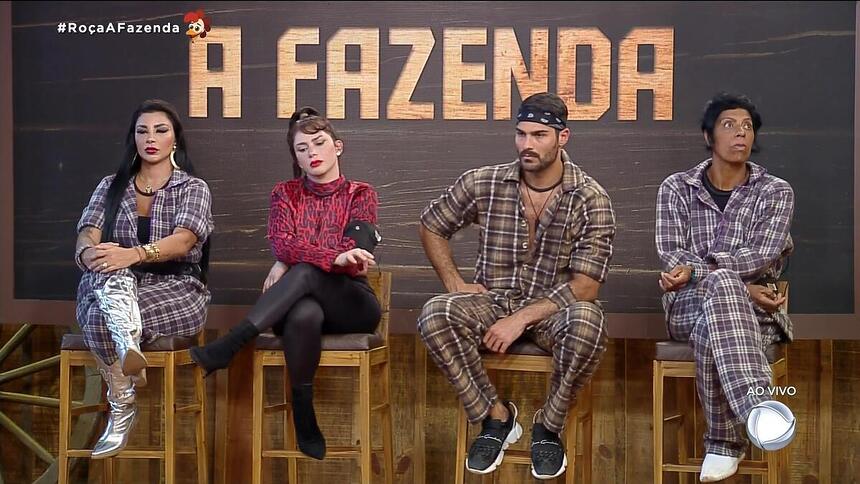 Kally, Lucas Souza, Cezar Black e Simioni sentados no banquinho da 5ª Roça de A Fazenda 15