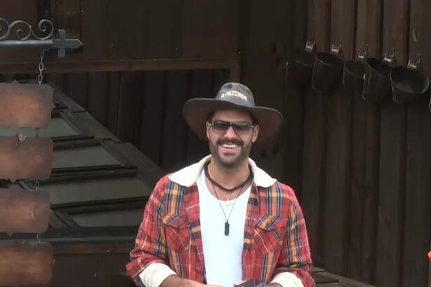 Shay com o chapéu do fazendeiro na oficina de A Fazenda 15 delegando as atividades