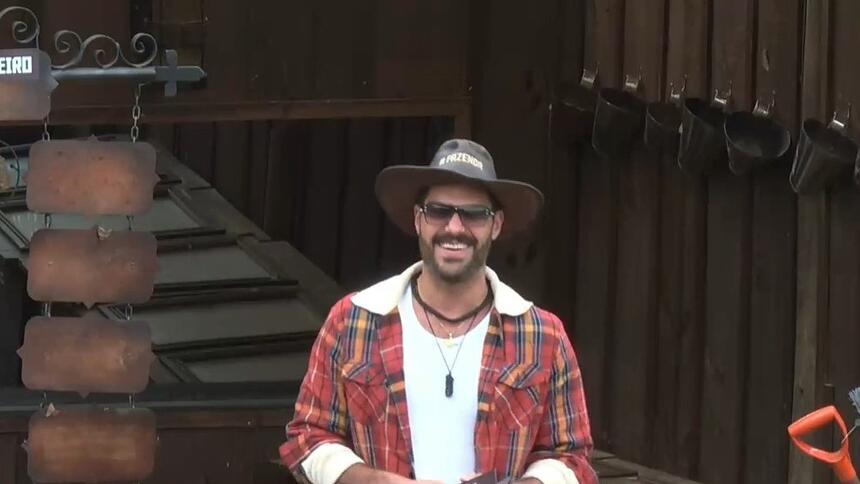 Shay com o chapéu do fazendeiro na oficina de A Fazenda 15 delegando as atividades