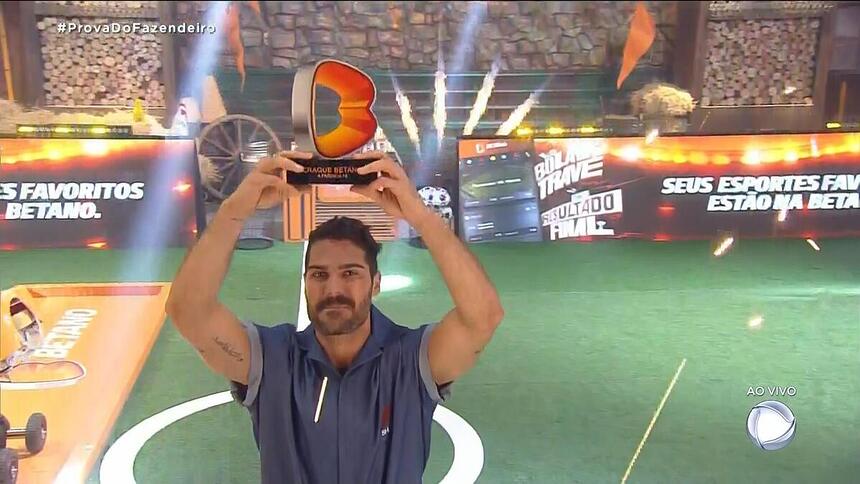 Shay levanta troféu da Prova do fazendeiro