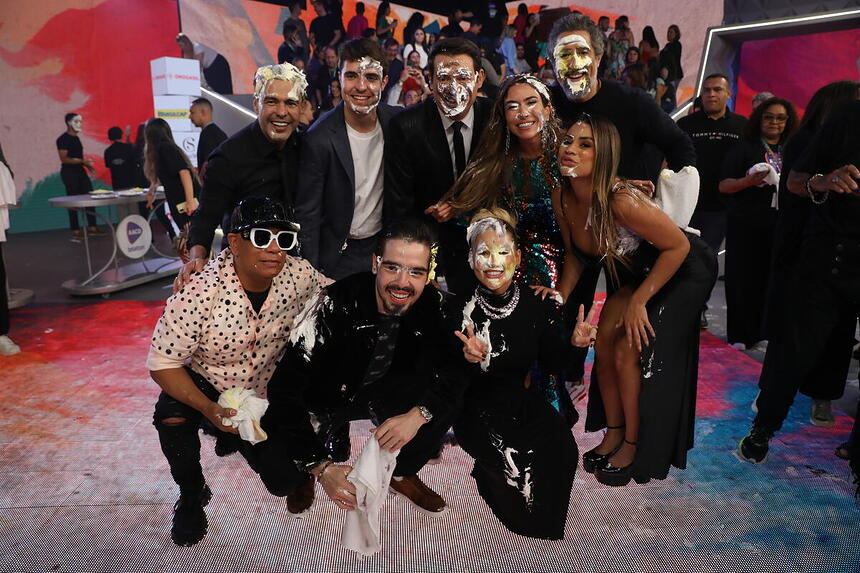 Liminha, João Silva, João Liberato, Celo Portiolli, Patrícia Abravanel, Marcos Mion, Lexa, Virginia e Zezé di Camargo melados de torta na final do Teleton 2023