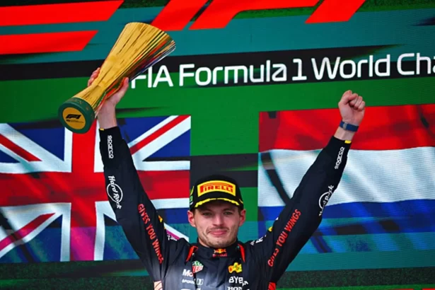 Verstappen celebrando a vitória no gp de são paulo 2023