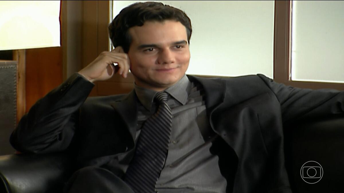 Wagner Moura sorrindo em cena de estreia da novela Paraíso Tropical no Vale a Pena Ver de Novo