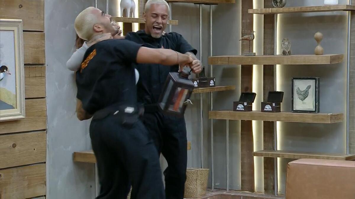 WL segura lampião e comemora com Yuri e Lily Nobre na sala de A Fazenda 15