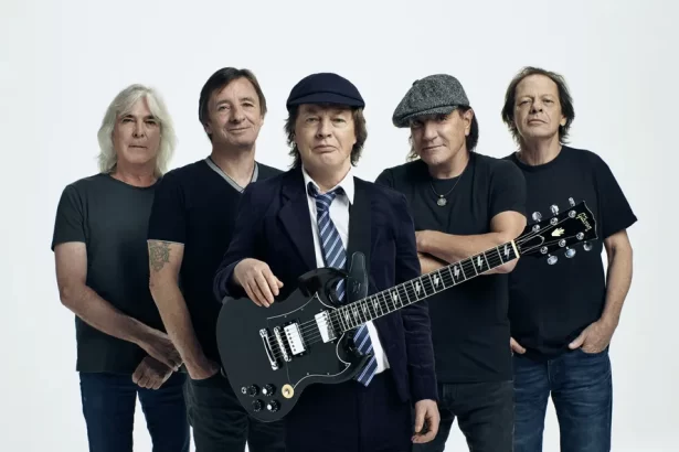 Malcolm Young, Angus Young, Cliff Williams e Brian Johnson durante ensaio fotográfico