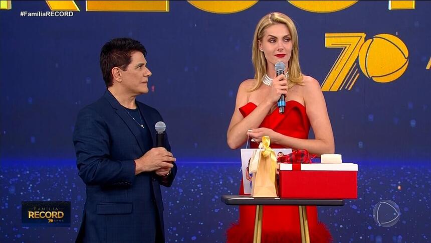 Cesar Filho olha para Ana Hickmann que chora no palco do Família Record