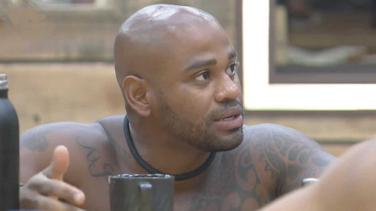 Black, sem camisa, durante conversa em A Fazenda