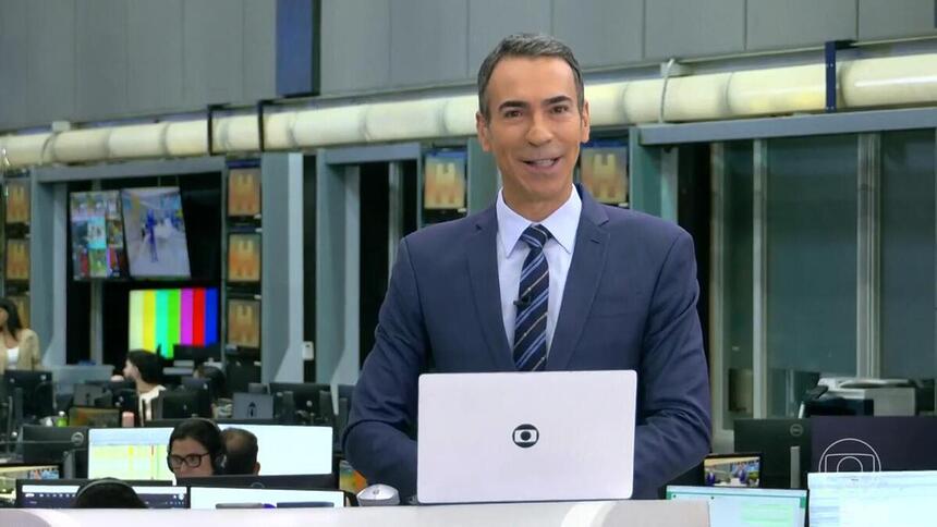 Cesar Tralli durante a apresentação do Jornal Hoje