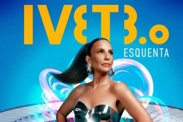 Ivete Sangalo de perfil, com look metálico, mãos na cintura durante ensaio fotográfico para show no Maracanã