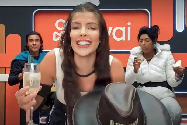 Jaquelline durante a Live do Fazendeiro, ao lado de André e Marcia Fu