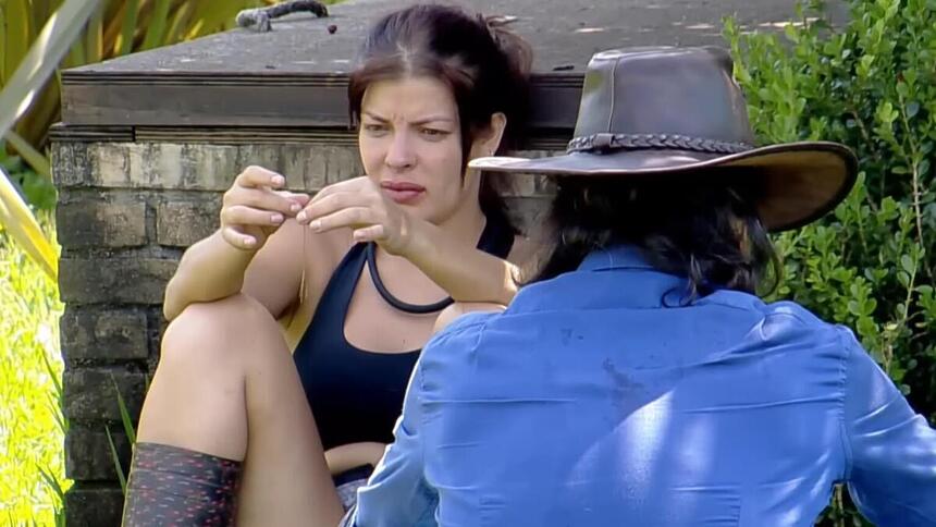 Jaquelline e André durante conversa em A Fazenda