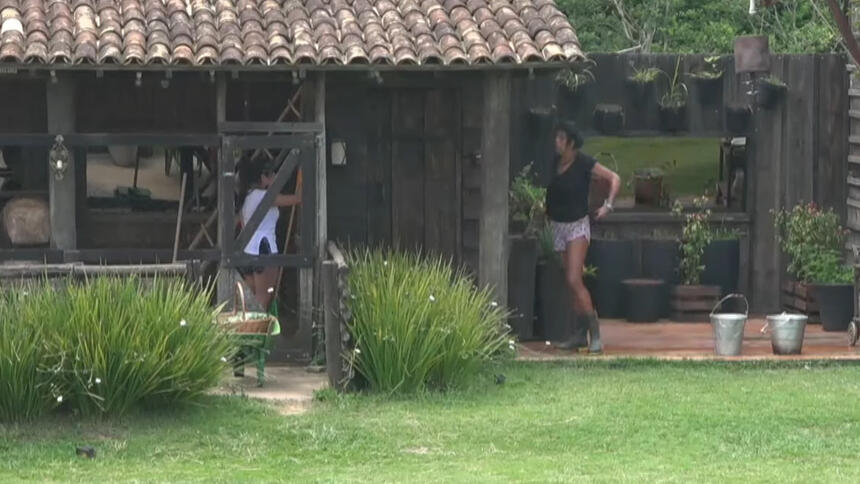 Jaquelline e Marcia Fu durante conversa em A Fazenda