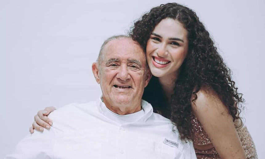 Lívian Aragão sorrindo, de cabelo solto, sorrindo, abraçada com Renato Aragão