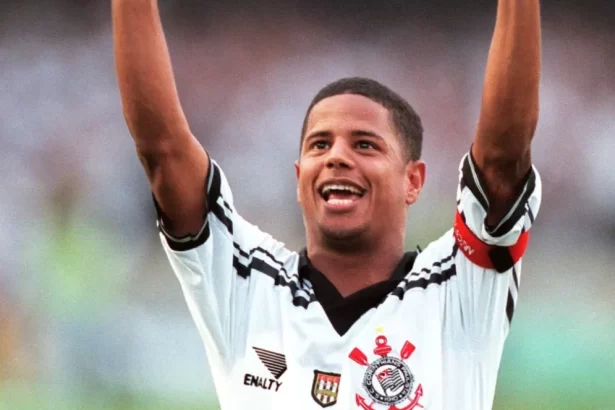 Marcelinho Carioca em foto com a camisa do Corinthians