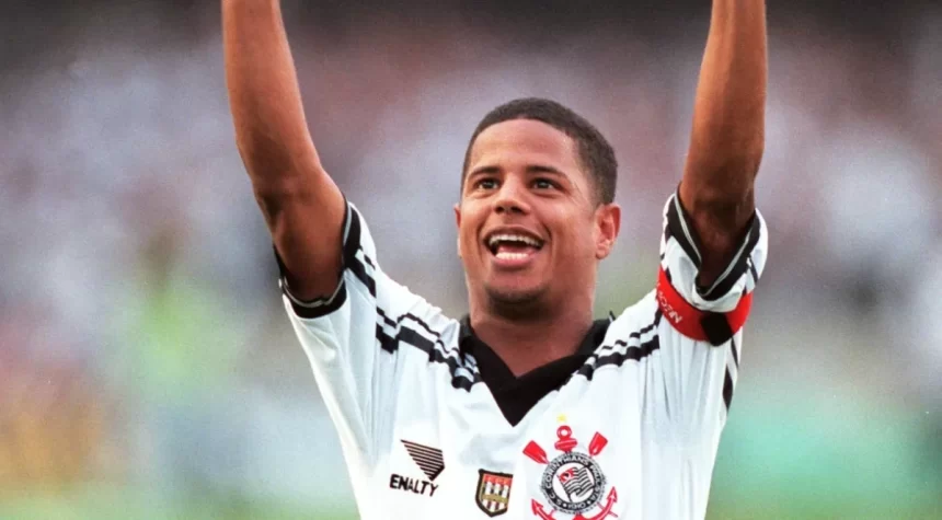 Marcelinho Carioca em foto com a camisa do Corinthians