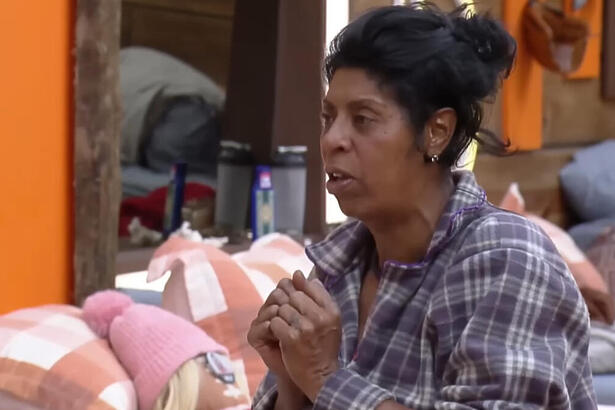 Marcia Fu, com roupa da baia, durante conversa em A Fazenda