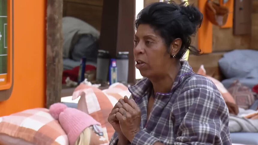 Marcia Fu, com roupa da baia, durante conversa em A Fazenda