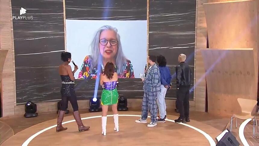 Marcia Fu assistindo um vídeo de Tetê Espíndola na Cabine de Descompressão